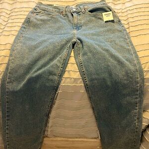 90s LOOSE STRAIGHT LEVI’S JEANS SIZE 6 W28 for sale!! selling for $15!!